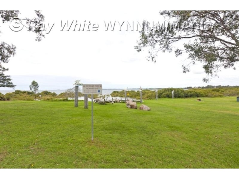 725 Esplanade, Lota QLD 4179