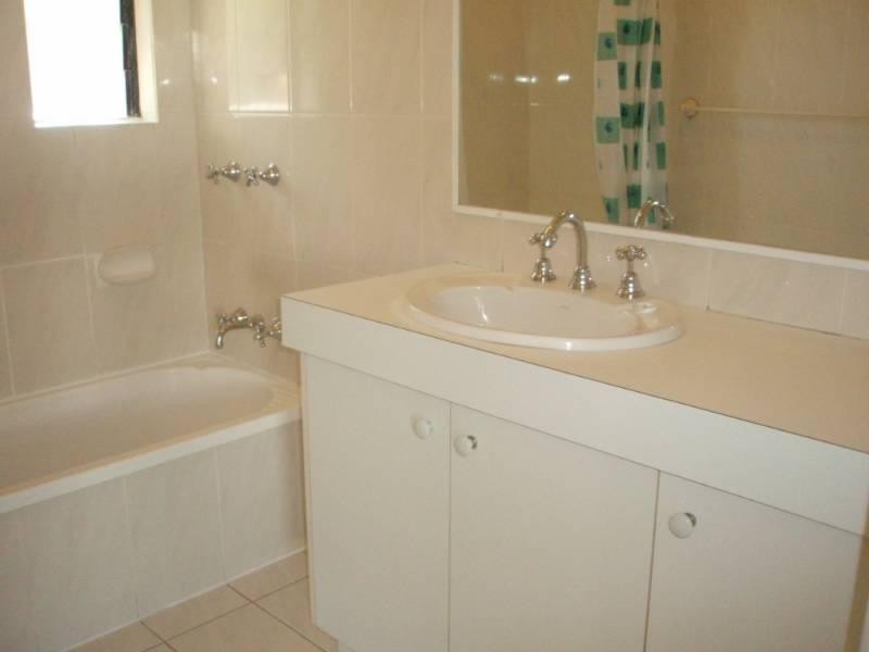 2/145 Melville Terrace, Manly QLD 4179