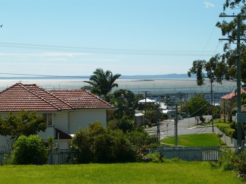 141 Cambridge Parade, Manly QLD 4179