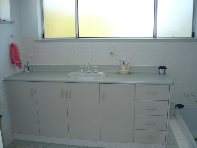 141 Cambridge Parade, Manly QLD 4179