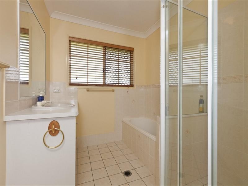 39 Plaza Street, Wynnum West QLD 4178