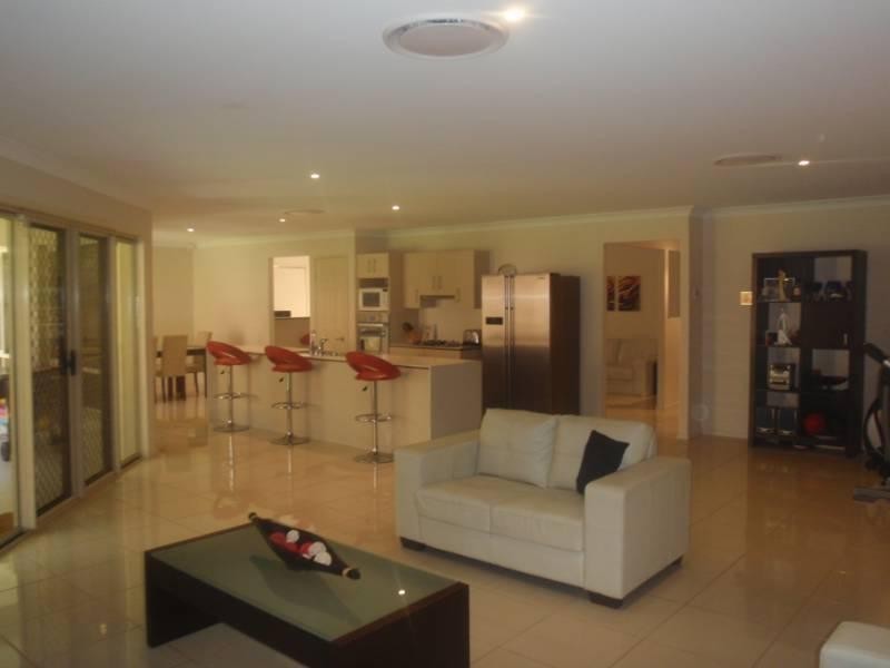 67 Rowland Avenue, Wakerley QLD 4154