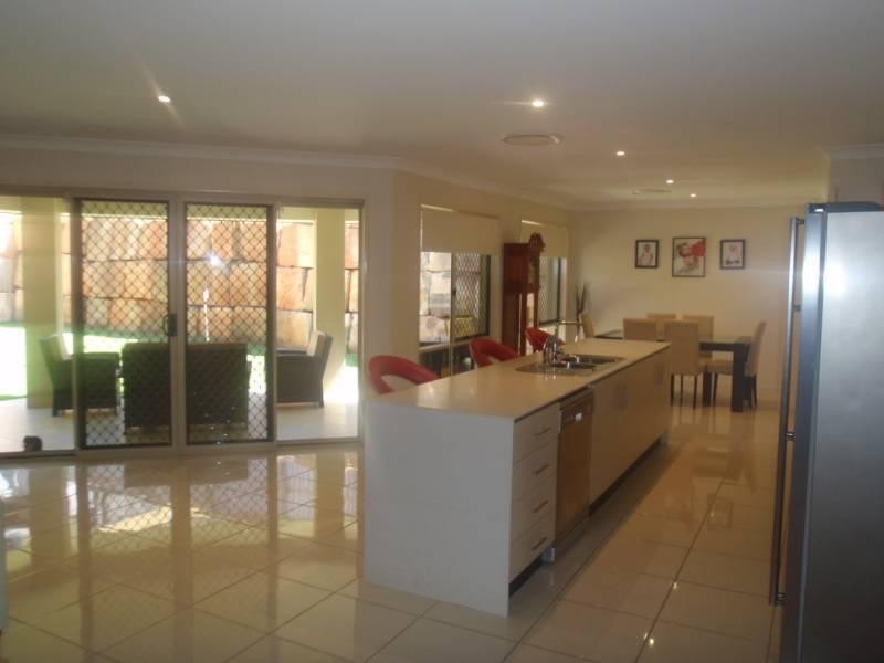 67 Rowland Avenue, Wakerley QLD 4154