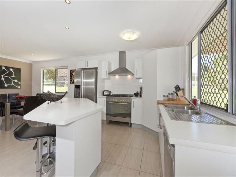 25 Rodney Street, Wynnum West QLD 4178