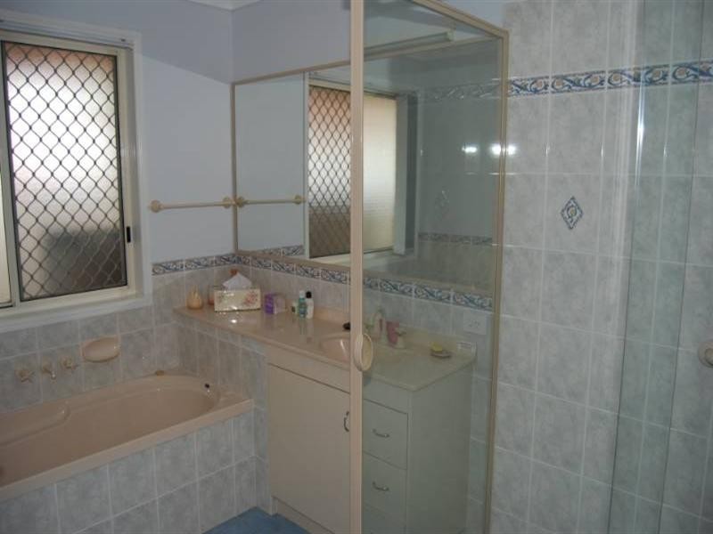 12 Pandorea Street, Wynnum West QLD 4178