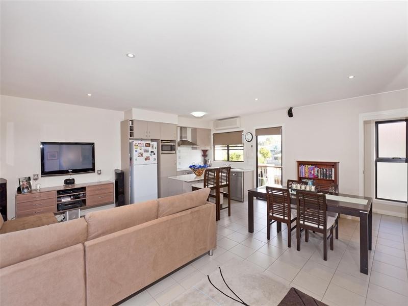 2/6 Emsworth Street, Wynnum QLD 4178