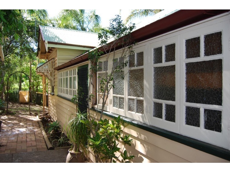 27 Barrinia Street, Manly QLD 4179