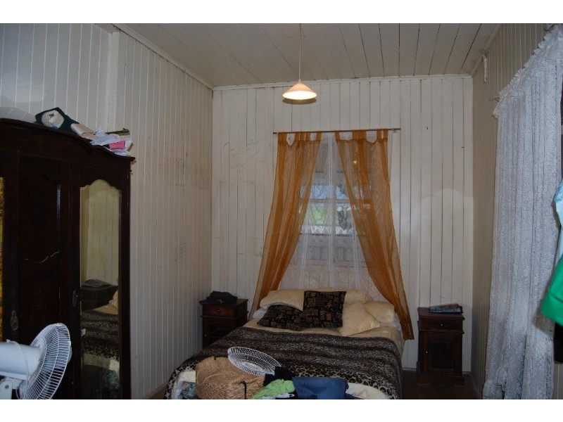 27 Barrinia Street, Manly QLD 4179