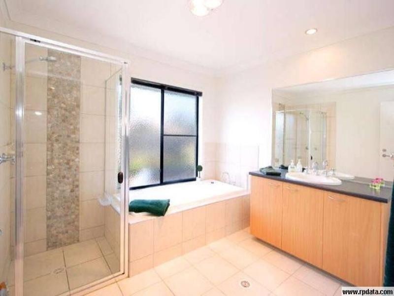 15 Fennessy Close, Wakerley QLD 4154