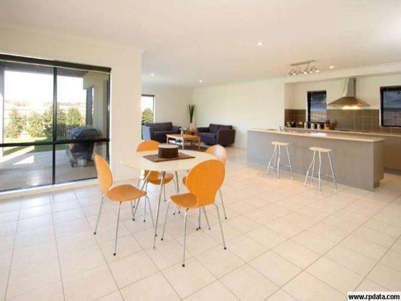 15 Fennessy Close, Wakerley QLD 4154