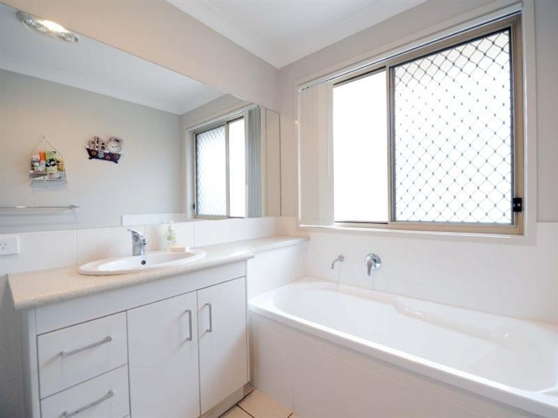 8 Venn Court, Wynnum West QLD 4178