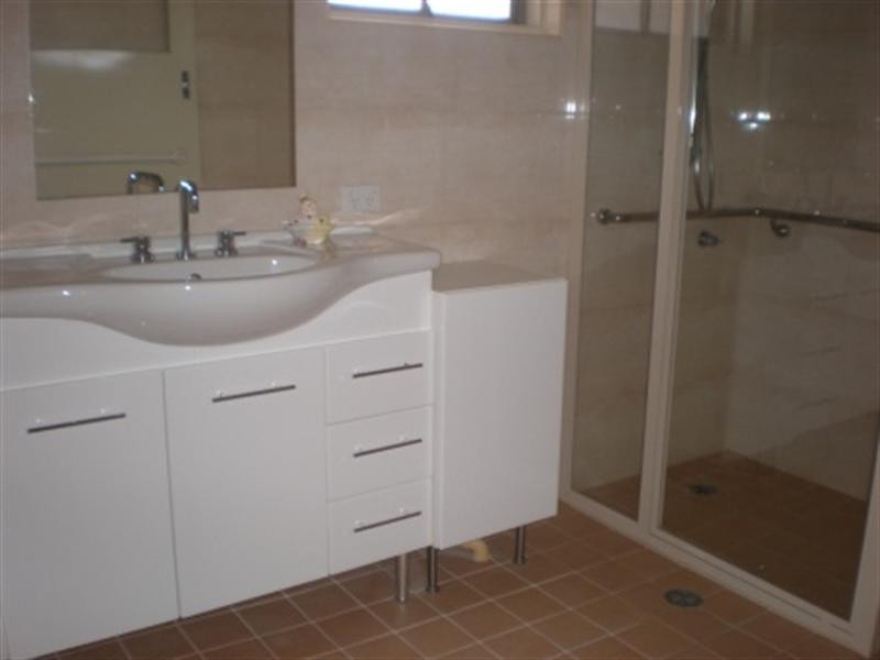 33 Melville Terrace, Manly QLD 4179