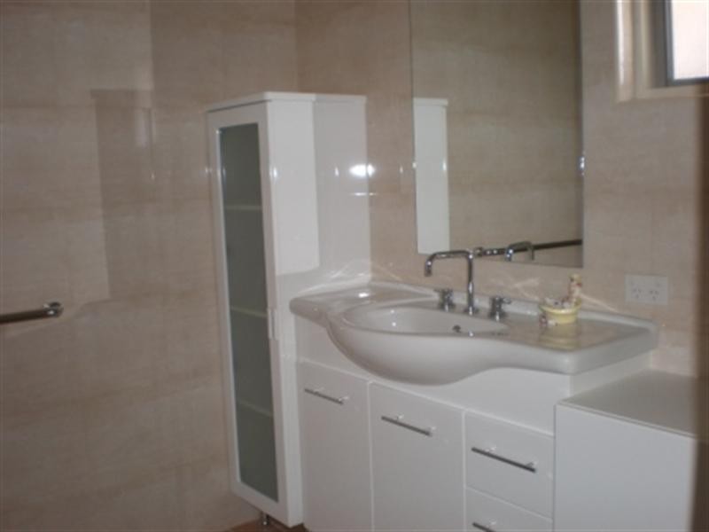 33 Melville Terrace, Manly QLD 4179