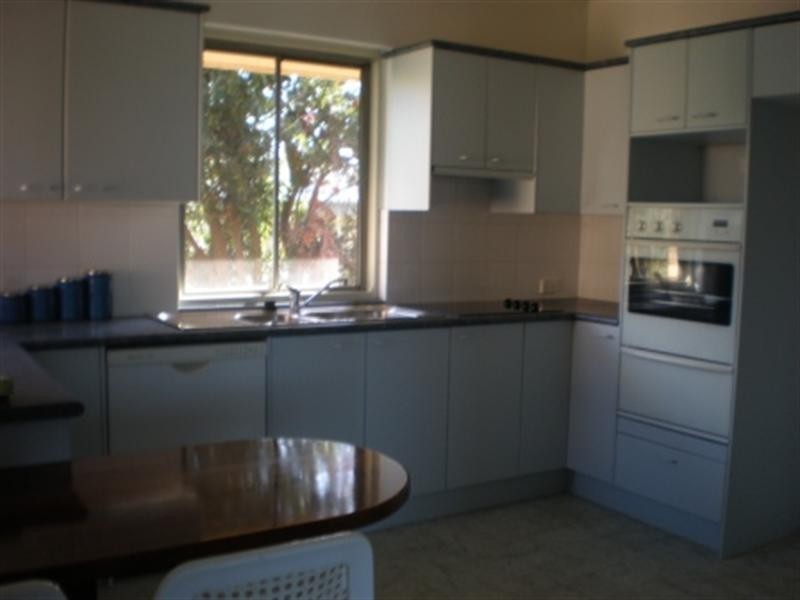 33 Melville Terrace, Manly QLD 4179