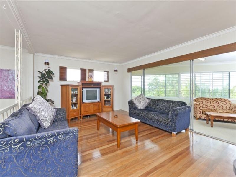 37 Banoon Drive, Wynnum QLD 4178