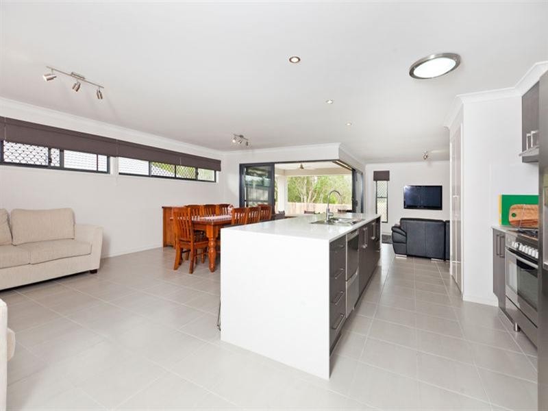 42 Whipbird Circuit, Victoria Point QLD 4165