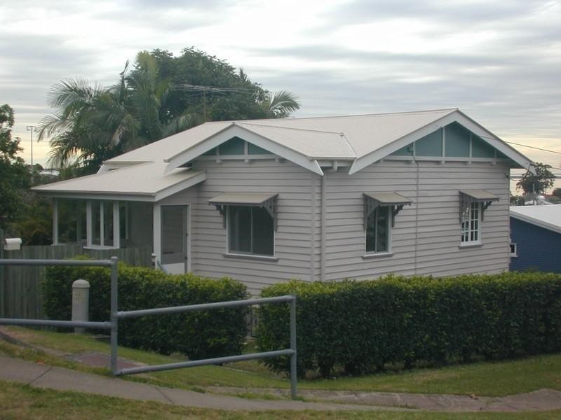 17 Gordon Parade, Manly QLD 4179