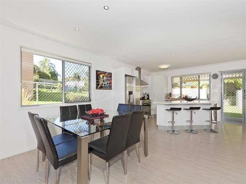 25 Rodney Street, Wynnum West QLD 4178