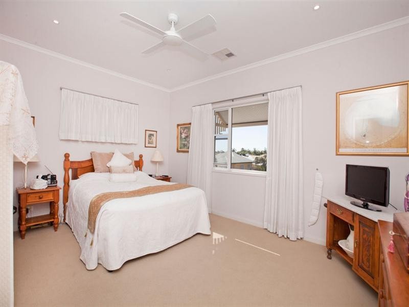 65 Seaford Street, Wynnum QLD 4178