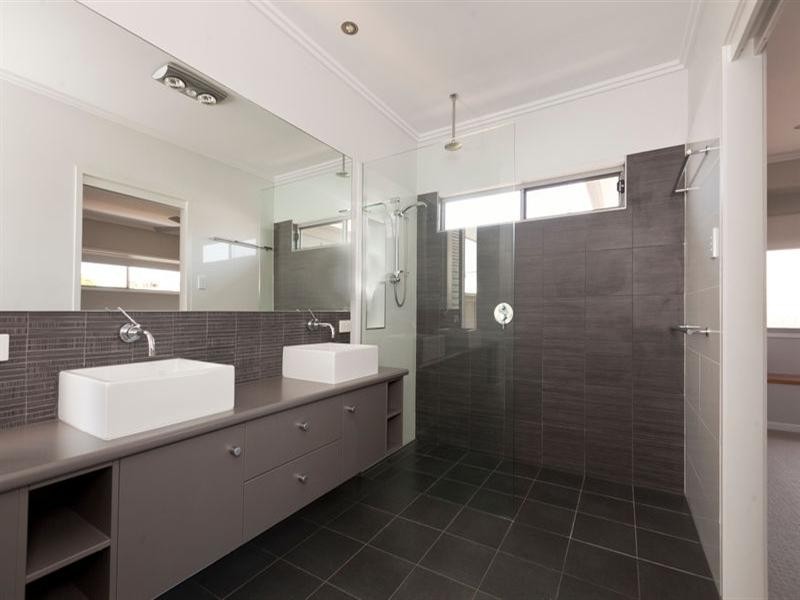 22 Montrose Parade, Wynnum West QLD 4178