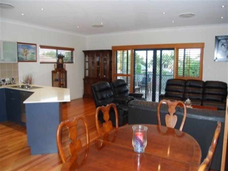 27 Davidson Street, Wynnum QLD 4178