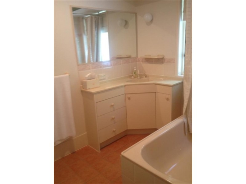 8 Ashlar Court, Wynnum West QLD 4178