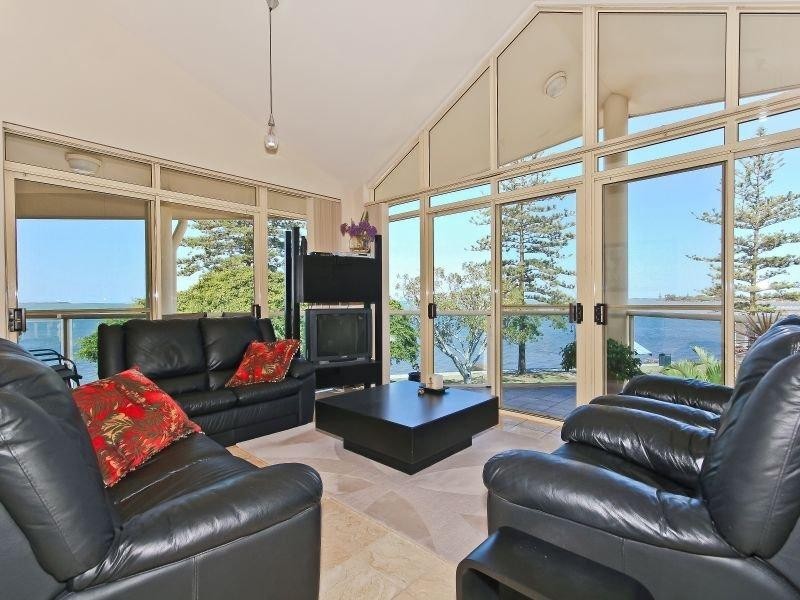 1/65 Waterloo Esplanade, Wynnum QLD 4178