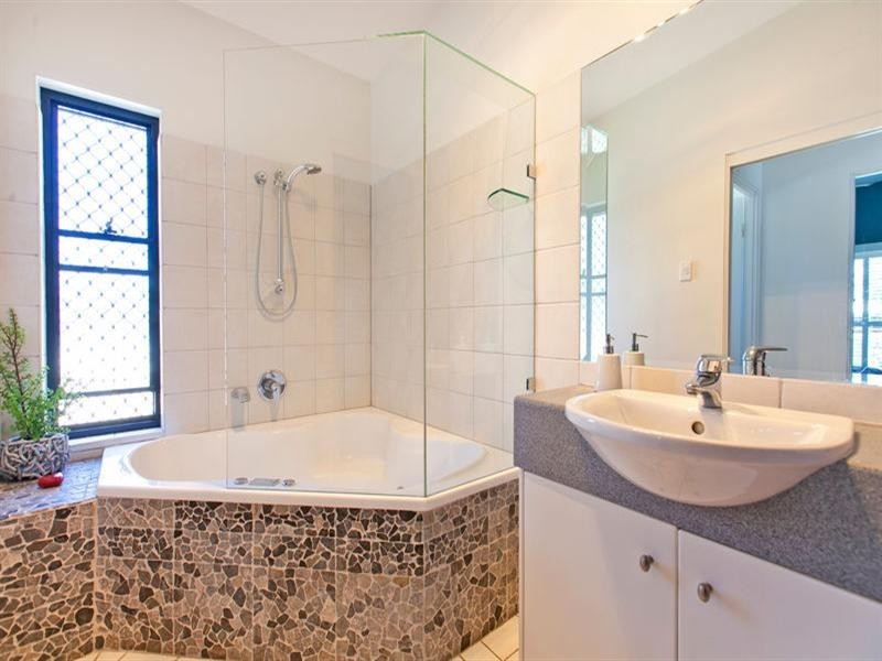 9 Outram Street, Lota QLD 4179