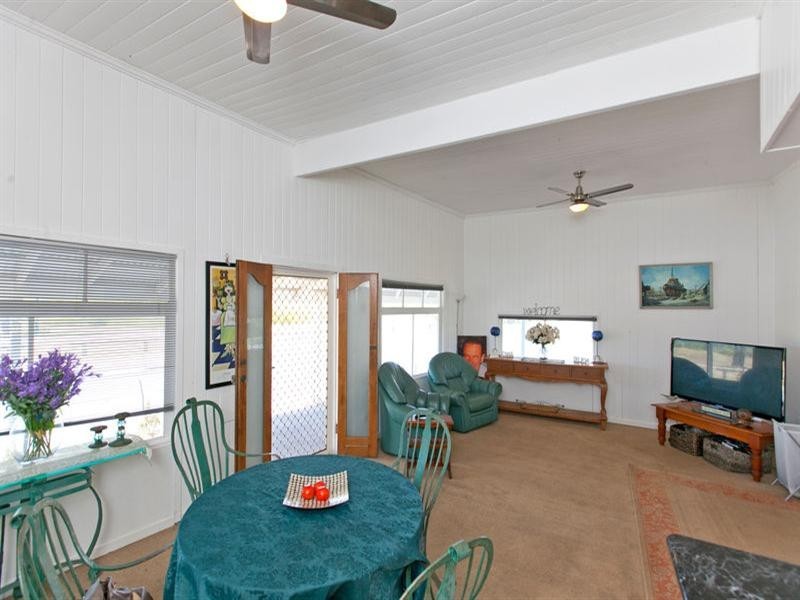 737 Esplanade, Lota QLD 4179