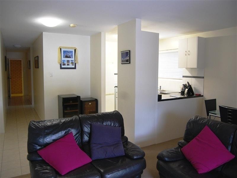 1/8 Barradine Street, Greenslopes QLD 4120