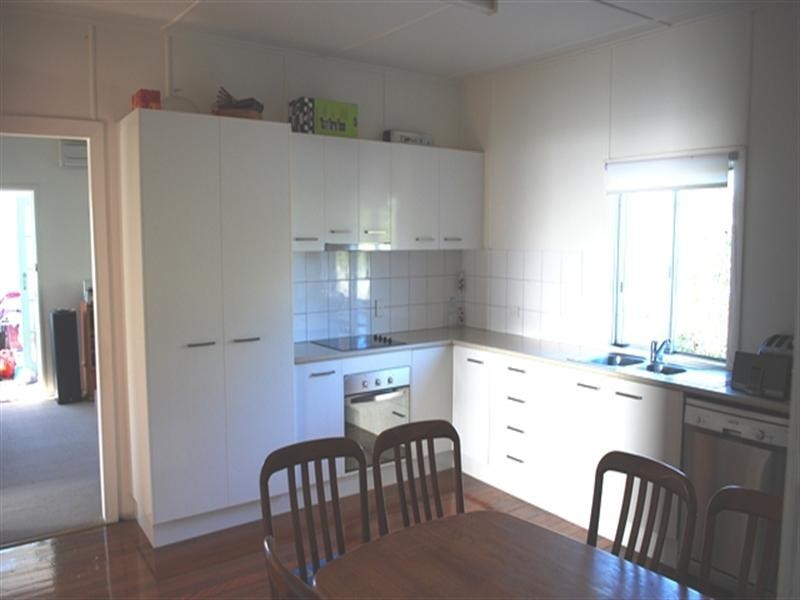 8 McCurley Street, Wynnum West QLD 4178