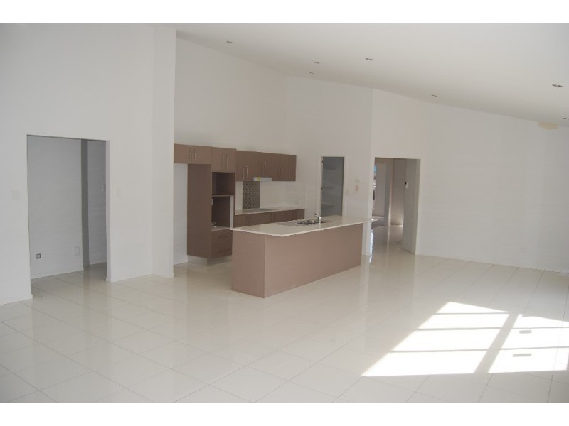 96 Rowland Avenue, Wakerley QLD 4154