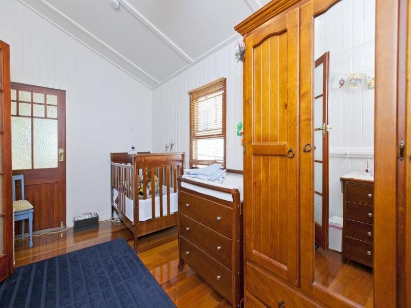 18 Roseberry Parade, Wynnum QLD 4178