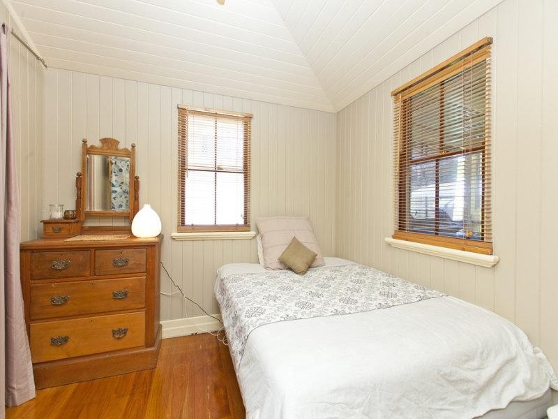 18 Roseberry Parade, Wynnum QLD 4178