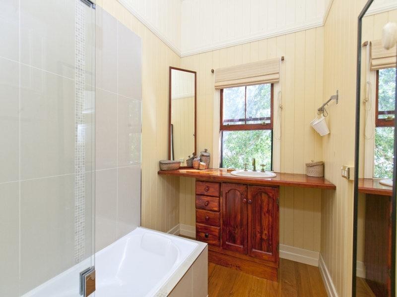 18 Roseberry Parade, Wynnum QLD 4178