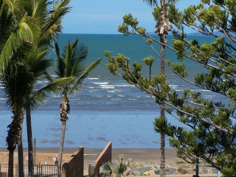 9/10 Anzac Parade, Yeppoon QLD 4703