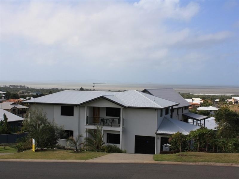 7 Pacific Vista Close, Pacific Heights QLD 4703