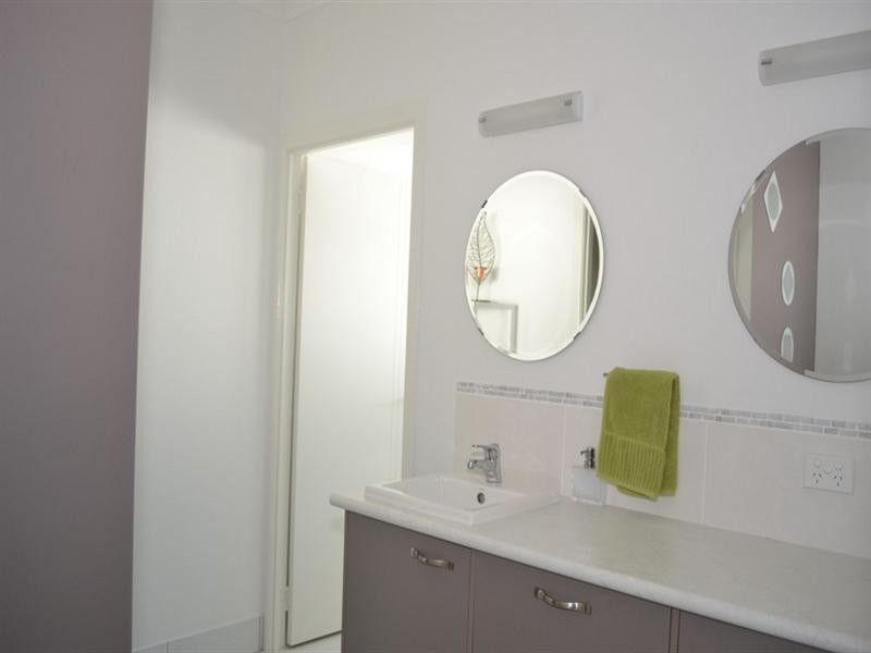 8 Pitcairn Court, Pacific Heights QLD 4703