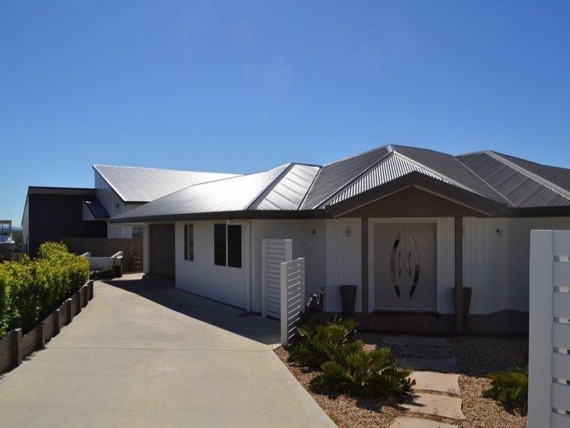 8 Pitcairn Court, Pacific Heights QLD 4703