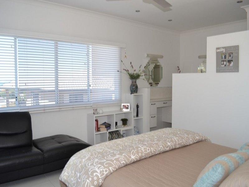 8 Pitcairn Court, Pacific Heights QLD 4703