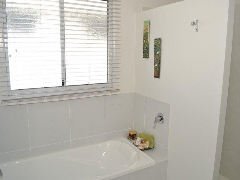 8 Pitcairn Court, Pacific Heights QLD 4703