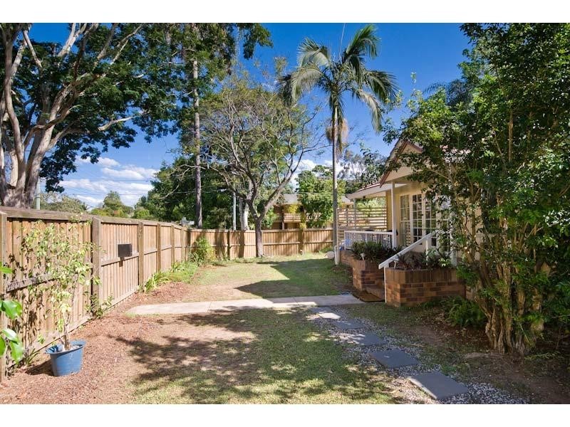 33 Marshall Lane, Kenmore QLD 4069