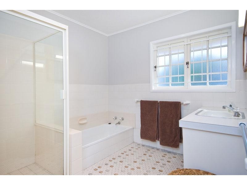 33 Marshall Lane, Kenmore QLD 4069