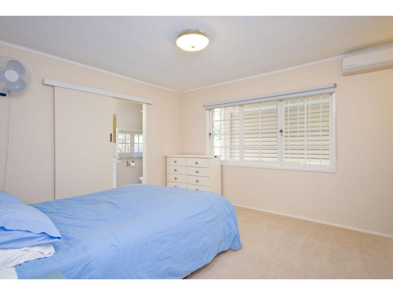 33 Marshall Lane, Kenmore QLD 4069