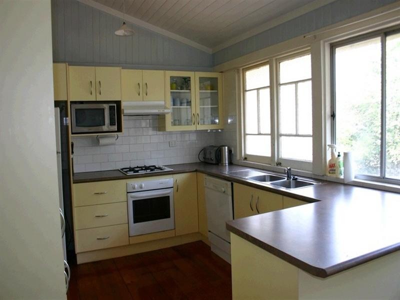 8 Seventh Avenue, Windsor QLD 4030