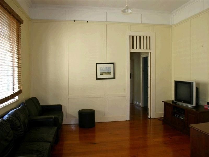 8 Seventh Avenue, Windsor QLD 4030