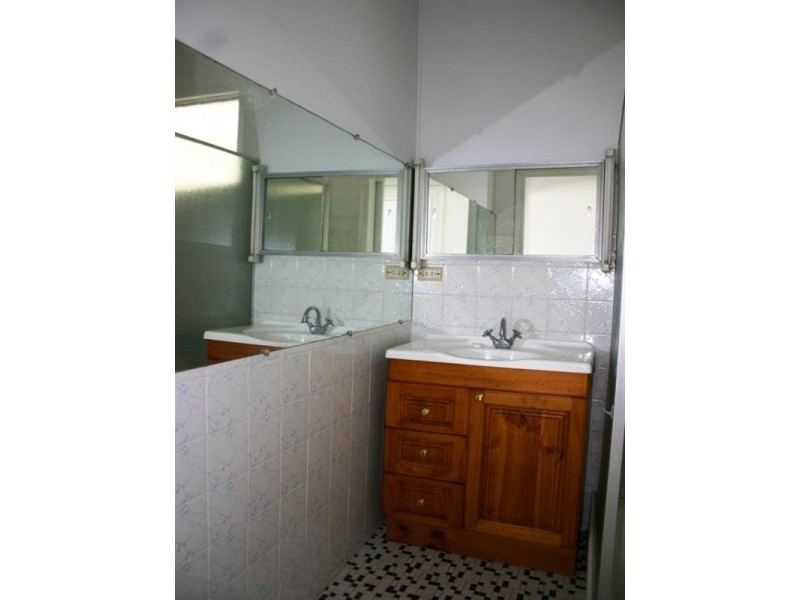 16 Chisholm Street, Stafford Heights QLD 4053