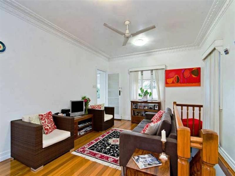 37 Lansdowne Street, Newmarket QLD 4051