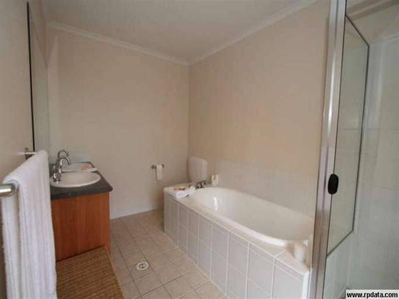 3 Crampton Court, Arana Hills QLD 4054