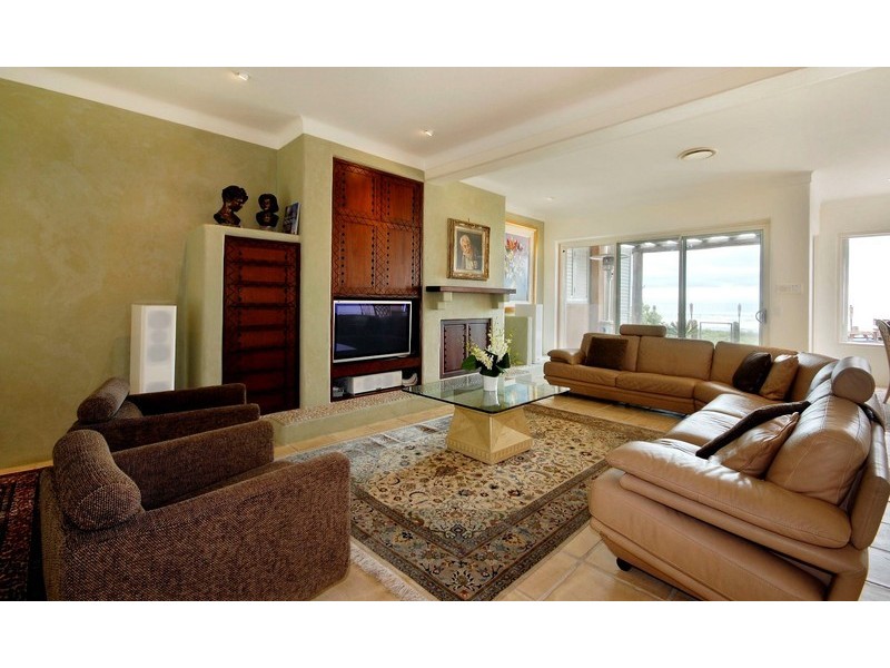 17 Hedges Avenue, Mermaid Beach QLD 4218